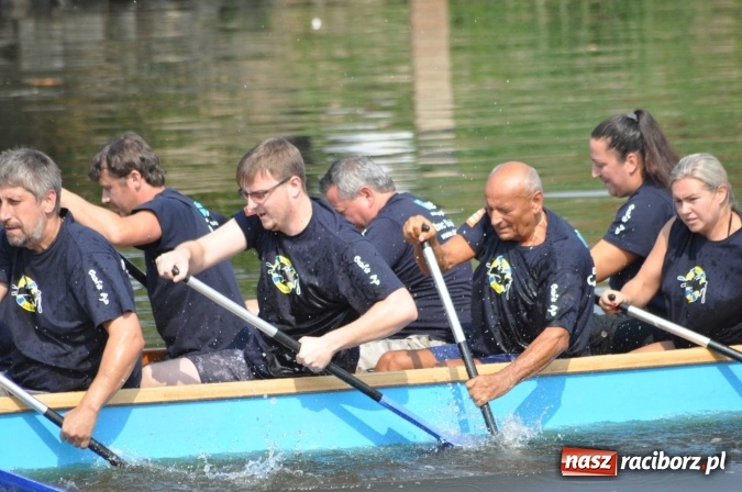 Zdjęcie w galerii na portalu naszraciborz.pl: Zobacz jak Czesi ożywiają Odrę. W Chałupkach-Boguminie zorganizowano czwarte już wyścigi smoczych łodzi wiadomości z regionu