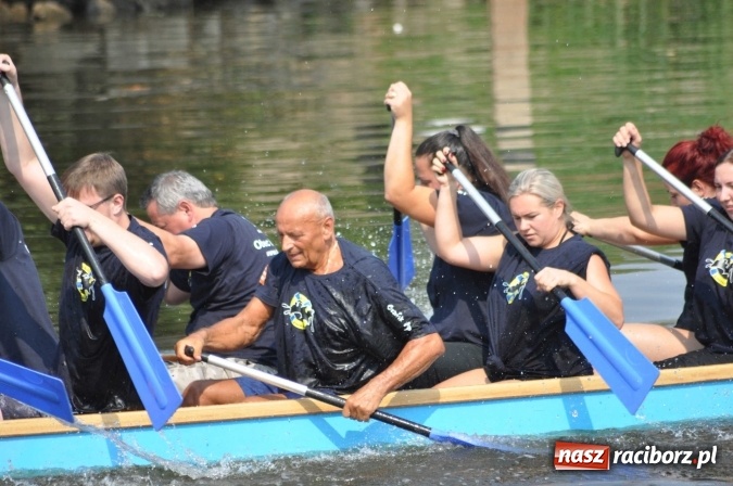 Zdjęcie w galerii na portalu naszraciborz.pl: Zobacz jak Czesi ożywiają Odrę. W Chałupkach-Boguminie zorganizowano czwarte już wyścigi smoczych łodzi wiadomości z regionu