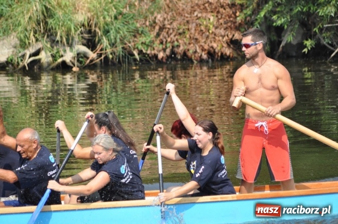Zdjęcie w galerii na portalu naszraciborz.pl: Zobacz jak Czesi ożywiają Odrę. W Chałupkach-Boguminie zorganizowano czwarte już wyścigi smoczych łodzi wiadomości z regionu