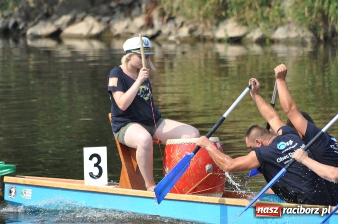 Zdjęcie w galerii na portalu naszraciborz.pl: Zobacz jak Czesi ożywiają Odrę. W Chałupkach-Boguminie zorganizowano czwarte już wyścigi smoczych łodzi wiadomości z regionu