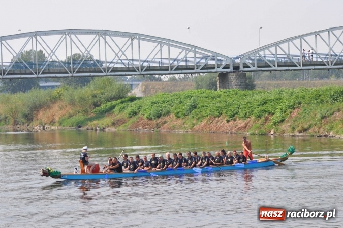Zdjęcie w galerii na portalu naszraciborz.pl: Zobacz jak Czesi ożywiają Odrę. W Chałupkach-Boguminie zorganizowano czwarte już wyścigi smoczych łodzi wiadomości z regionu