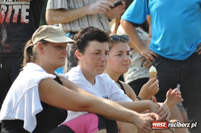 Zdjęcie w galerii na portalu naszraciborz.pl: Zobacz jak Czesi ożywiają Odrę. W Chałupkach-Boguminie zorganizowano czwarte już wyścigi smoczych łodzi wiadomości z regionu