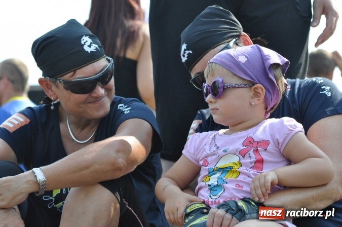 Zdjęcie w galerii na portalu naszraciborz.pl: Zobacz jak Czesi ożywiają Odrę. W Chałupkach-Boguminie zorganizowano czwarte już wyścigi smoczych łodzi wiadomości z regionu