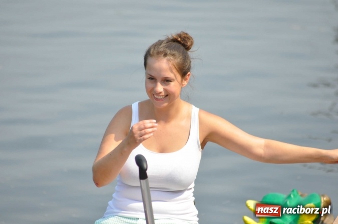 Zdjęcie w galerii na portalu naszraciborz.pl: Zobacz jak Czesi ożywiają Odrę. W Chałupkach-Boguminie zorganizowano czwarte już wyścigi smoczych łodzi wiadomości z regionu