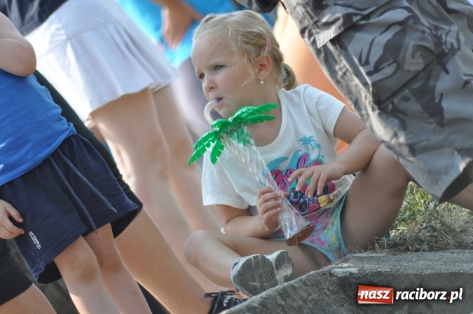 Zdjęcie w galerii na portalu naszraciborz.pl: Zobacz jak Czesi ożywiają Odrę. W Chałupkach-Boguminie zorganizowano czwarte już wyścigi smoczych łodzi wiadomości z regionu