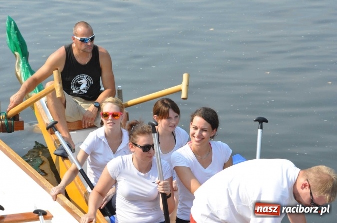 Zdjęcie w galerii na portalu naszraciborz.pl: Zobacz jak Czesi ożywiają Odrę. W Chałupkach-Boguminie zorganizowano czwarte już wyścigi smoczych łodzi wiadomości z regionu