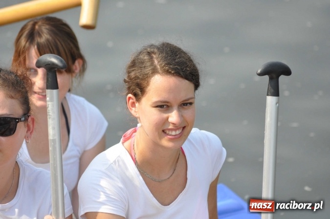 Zdjęcie w galerii na portalu naszraciborz.pl: Zobacz jak Czesi ożywiają Odrę. W Chałupkach-Boguminie zorganizowano czwarte już wyścigi smoczych łodzi wiadomości z regionu