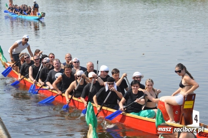 Zdjęcie w galerii na portalu naszraciborz.pl: Zobacz jak Czesi ożywiają Odrę. W Chałupkach-Boguminie zorganizowano czwarte już wyścigi smoczych łodzi wiadomości z regionu