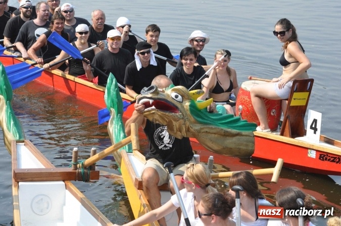 Zdjęcie w galerii na portalu naszraciborz.pl: Zobacz jak Czesi ożywiają Odrę. W Chałupkach-Boguminie zorganizowano czwarte już wyścigi smoczych łodzi wiadomości z regionu