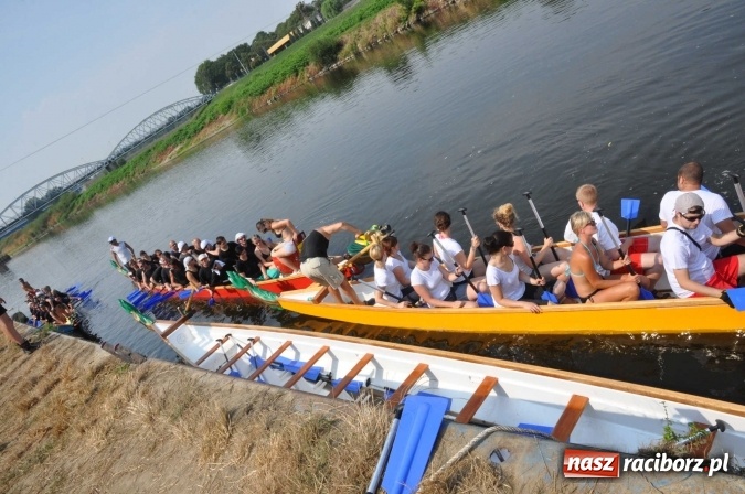 Zdjęcie w galerii na portalu naszraciborz.pl: Zobacz jak Czesi ożywiają Odrę. W Chałupkach-Boguminie zorganizowano czwarte już wyścigi smoczych łodzi wiadomości z regionu