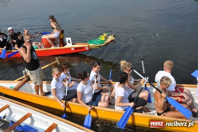 Zdjęcie w galerii na portalu naszraciborz.pl: Zobacz jak Czesi ożywiają Odrę. W Chałupkach-Boguminie zorganizowano czwarte już wyścigi smoczych łodzi wiadomości z regionu