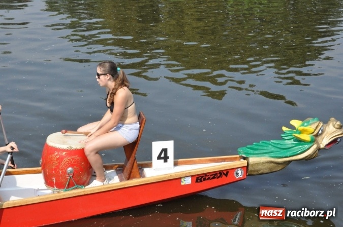 Zdjęcie w galerii na portalu naszraciborz.pl: Zobacz jak Czesi ożywiają Odrę. W Chałupkach-Boguminie zorganizowano czwarte już wyścigi smoczych łodzi wiadomości z regionu