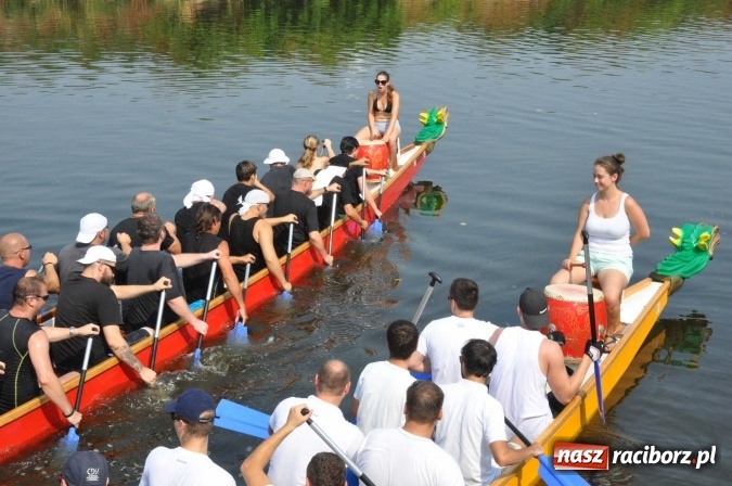 Zdjęcie w galerii na portalu naszraciborz.pl: Zobacz jak Czesi ożywiają Odrę. W Chałupkach-Boguminie zorganizowano czwarte już wyścigi smoczych łodzi wiadomości z regionu