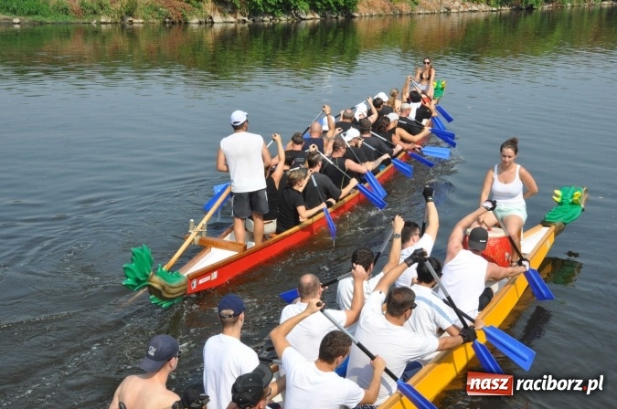 Zdjęcie w galerii na portalu naszraciborz.pl: Zobacz jak Czesi ożywiają Odrę. W Chałupkach-Boguminie zorganizowano czwarte już wyścigi smoczych łodzi wiadomości z regionu