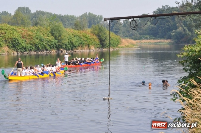 Zdjęcie w galerii na portalu naszraciborz.pl: Zobacz jak Czesi ożywiają Odrę. W Chałupkach-Boguminie zorganizowano czwarte już wyścigi smoczych łodzi wiadomości z regionu