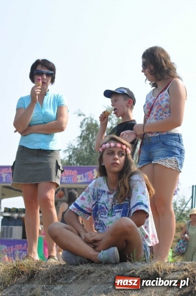 Zdjęcie w galerii na portalu naszraciborz.pl: Zobacz jak Czesi ożywiają Odrę. W Chałupkach-Boguminie zorganizowano czwarte już wyścigi smoczych łodzi wiadomości z regionu