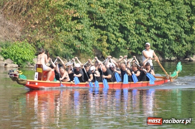 Zdjęcie w galerii na portalu naszraciborz.pl: Zobacz jak Czesi ożywiają Odrę. W Chałupkach-Boguminie zorganizowano czwarte już wyścigi smoczych łodzi wiadomości z regionu