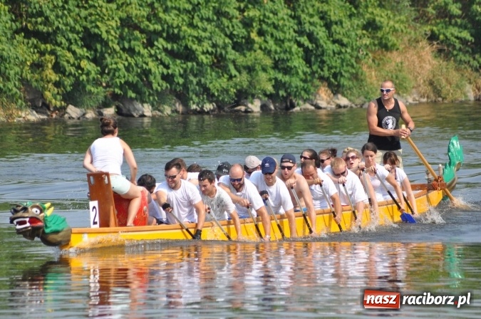 Zdjęcie w galerii na portalu naszraciborz.pl: Zobacz jak Czesi ożywiają Odrę. W Chałupkach-Boguminie zorganizowano czwarte już wyścigi smoczych łodzi wiadomości z regionu