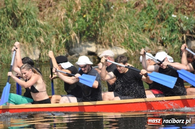 Zdjęcie w galerii na portalu naszraciborz.pl: Zobacz jak Czesi ożywiają Odrę. W Chałupkach-Boguminie zorganizowano czwarte już wyścigi smoczych łodzi wiadomości z regionu