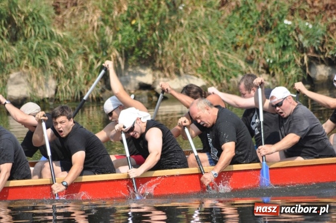 Zdjęcie w galerii na portalu naszraciborz.pl: Zobacz jak Czesi ożywiają Odrę. W Chałupkach-Boguminie zorganizowano czwarte już wyścigi smoczych łodzi wiadomości z regionu