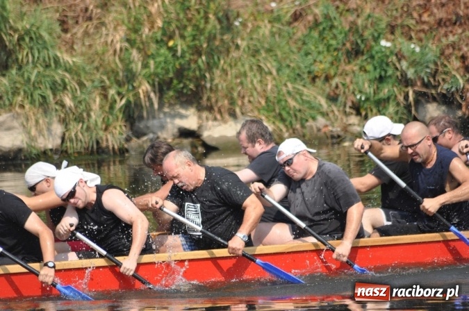 Zdjęcie w galerii na portalu naszraciborz.pl: Zobacz jak Czesi ożywiają Odrę. W Chałupkach-Boguminie zorganizowano czwarte już wyścigi smoczych łodzi wiadomości z regionu