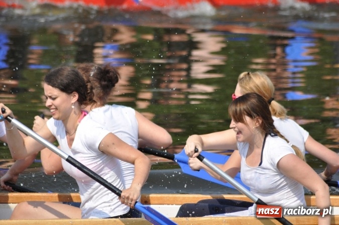 Zdjęcie w galerii na portalu naszraciborz.pl: Zobacz jak Czesi ożywiają Odrę. W Chałupkach-Boguminie zorganizowano czwarte już wyścigi smoczych łodzi wiadomości z regionu