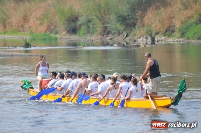 Zdjęcie w galerii na portalu naszraciborz.pl: Zobacz jak Czesi ożywiają Odrę. W Chałupkach-Boguminie zorganizowano czwarte już wyścigi smoczych łodzi wiadomości z regionu