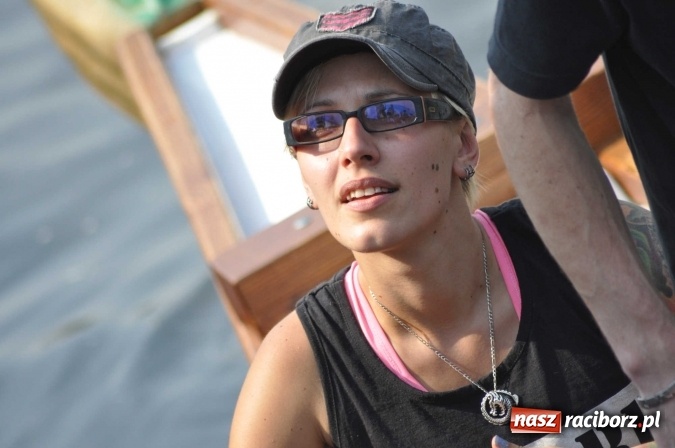 Zdjęcie w galerii na portalu naszraciborz.pl: Zobacz jak Czesi ożywiają Odrę. W Chałupkach-Boguminie zorganizowano czwarte już wyścigi smoczych łodzi wiadomości z regionu