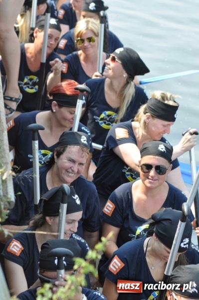 Zdjęcie w galerii na portalu naszraciborz.pl: Zobacz jak Czesi ożywiają Odrę. W Chałupkach-Boguminie zorganizowano czwarte już wyścigi smoczych łodzi wiadomości z regionu