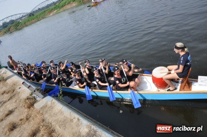 Zdjęcie w galerii na portalu naszraciborz.pl: Zobacz jak Czesi ożywiają Odrę. W Chałupkach-Boguminie zorganizowano czwarte już wyścigi smoczych łodzi wiadomości z regionu