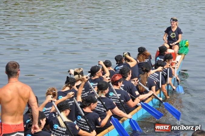 Zdjęcie w galerii na portalu naszraciborz.pl: Zobacz jak Czesi ożywiają Odrę. W Chałupkach-Boguminie zorganizowano czwarte już wyścigi smoczych łodzi wiadomości z regionu