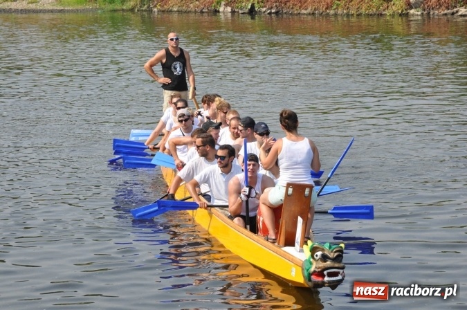 Zdjęcie w galerii na portalu naszraciborz.pl: Zobacz jak Czesi ożywiają Odrę. W Chałupkach-Boguminie zorganizowano czwarte już wyścigi smoczych łodzi wiadomości z regionu