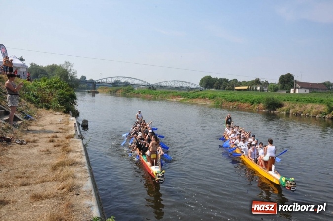 Zdjęcie w galerii na portalu naszraciborz.pl: Zobacz jak Czesi ożywiają Odrę. W Chałupkach-Boguminie zorganizowano czwarte już wyścigi smoczych łodzi wiadomości z regionu