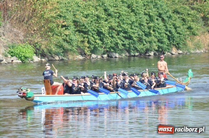 Zdjęcie w galerii na portalu naszraciborz.pl: Zobacz jak Czesi ożywiają Odrę. W Chałupkach-Boguminie zorganizowano czwarte już wyścigi smoczych łodzi wiadomości z regionu
