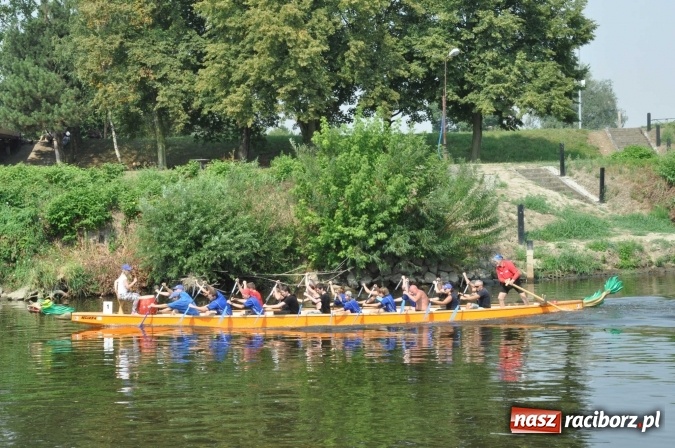 Zdjęcie w galerii na portalu naszraciborz.pl: Zobacz jak Czesi ożywiają Odrę. W Chałupkach-Boguminie zorganizowano czwarte już wyścigi smoczych łodzi wiadomości z regionu