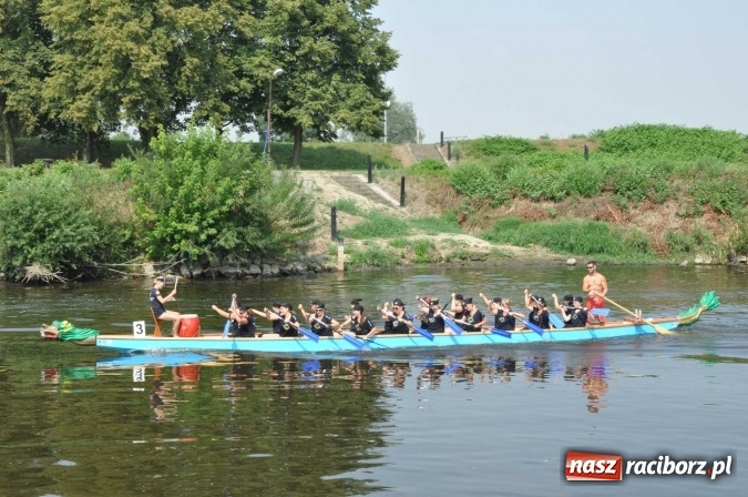 Zdjęcie w galerii na portalu naszraciborz.pl: Zobacz jak Czesi ożywiają Odrę. W Chałupkach-Boguminie zorganizowano czwarte już wyścigi smoczych łodzi wiadomości z regionu