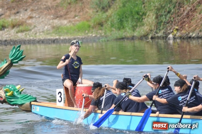 Zdjęcie w galerii na portalu naszraciborz.pl: Zobacz jak Czesi ożywiają Odrę. W Chałupkach-Boguminie zorganizowano czwarte już wyścigi smoczych łodzi wiadomości z regionu