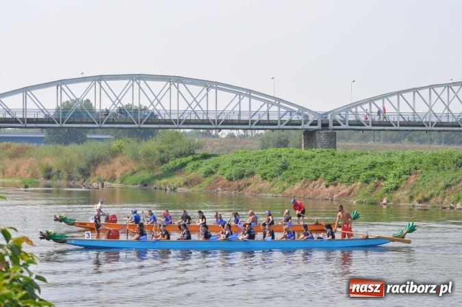 Zdjęcie w galerii na portalu naszraciborz.pl: Zobacz jak Czesi ożywiają Odrę. W Chałupkach-Boguminie zorganizowano czwarte już wyścigi smoczych łodzi wiadomości z regionu