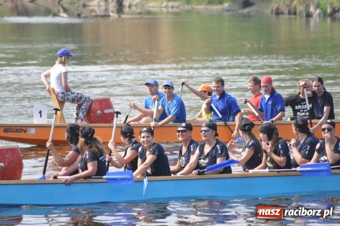 Zdjęcie w galerii na portalu naszraciborz.pl: Zobacz jak Czesi ożywiają Odrę. W Chałupkach-Boguminie zorganizowano czwarte już wyścigi smoczych łodzi wiadomości z regionu
