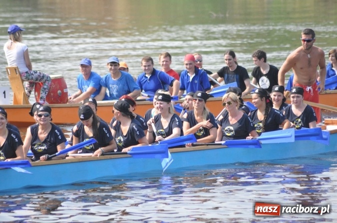 Zdjęcie w galerii na portalu naszraciborz.pl: Zobacz jak Czesi ożywiają Odrę. W Chałupkach-Boguminie zorganizowano czwarte już wyścigi smoczych łodzi wiadomości z regionu