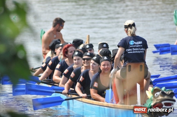 Zdjęcie w galerii na portalu naszraciborz.pl: Zobacz jak Czesi ożywiają Odrę. W Chałupkach-Boguminie zorganizowano czwarte już wyścigi smoczych łodzi wiadomości z regionu