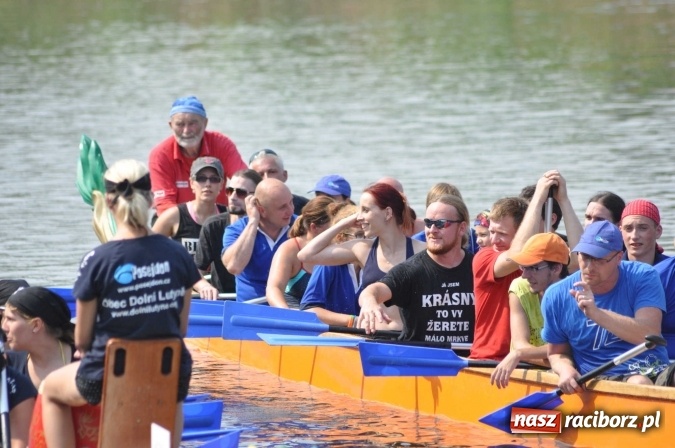 Zdjęcie w galerii na portalu naszraciborz.pl: Zobacz jak Czesi ożywiają Odrę. W Chałupkach-Boguminie zorganizowano czwarte już wyścigi smoczych łodzi wiadomości z regionu