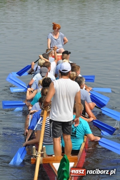 Zdjęcie w galerii na portalu naszraciborz.pl: Zobacz jak Czesi ożywiają Odrę. W Chałupkach-Boguminie zorganizowano czwarte już wyścigi smoczych łodzi wiadomości z regionu