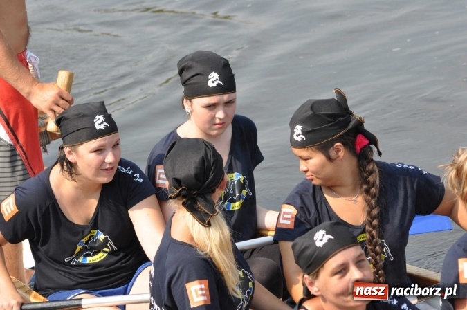 Zdjęcie w galerii na portalu naszraciborz.pl: Zobacz jak Czesi ożywiają Odrę. W Chałupkach-Boguminie zorganizowano czwarte już wyścigi smoczych łodzi wiadomości z regionu