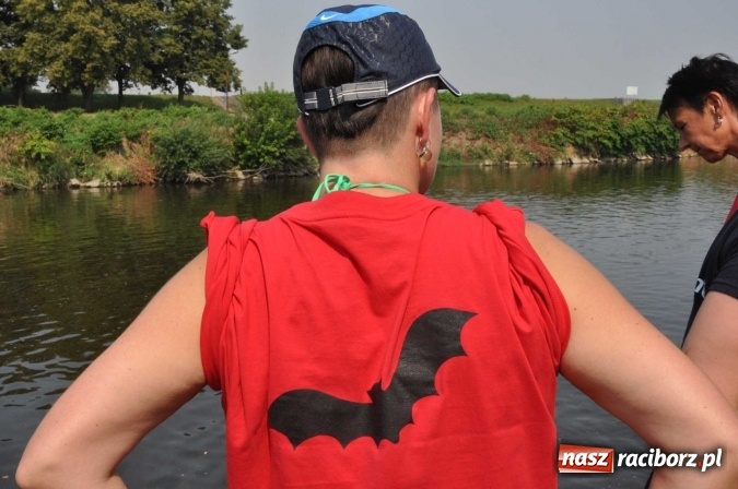 Zdjęcie w galerii na portalu naszraciborz.pl: Zobacz jak Czesi ożywiają Odrę. W Chałupkach-Boguminie zorganizowano czwarte już wyścigi smoczych łodzi wiadomości z regionu