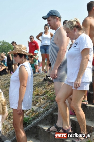 Zdjęcie w galerii na portalu naszraciborz.pl: Zobacz jak Czesi ożywiają Odrę. W Chałupkach-Boguminie zorganizowano czwarte już wyścigi smoczych łodzi wiadomości z regionu