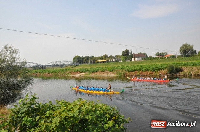 Zdjęcie w galerii na portalu naszraciborz.pl: Zobacz jak Czesi ożywiają Odrę. W Chałupkach-Boguminie zorganizowano czwarte już wyścigi smoczych łodzi wiadomości z regionu