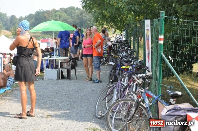 Zdjęcie w galerii na portalu naszraciborz.pl: Zobacz jak Czesi ożywiają Odrę. W Chałupkach-Boguminie zorganizowano czwarte już wyścigi smoczych łodzi wiadomości z regionu