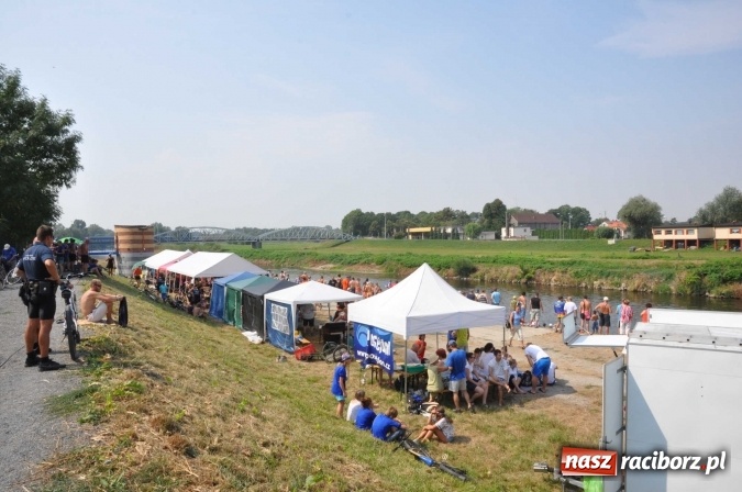 Zdjęcie w galerii na portalu naszraciborz.pl: Zobacz jak Czesi ożywiają Odrę. W Chałupkach-Boguminie zorganizowano czwarte już wyścigi smoczych łodzi wiadomości z regionu