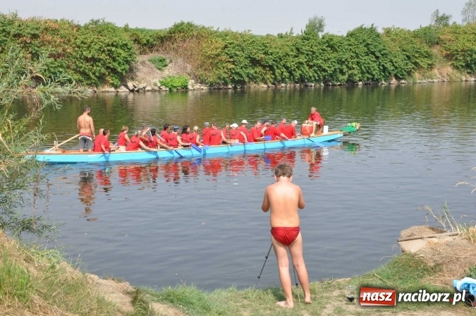 Zdjęcie w galerii na portalu naszraciborz.pl: Zobacz jak Czesi ożywiają Odrę. W Chałupkach-Boguminie zorganizowano czwarte już wyścigi smoczych łodzi wiadomości z regionu
